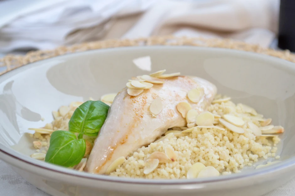 H&uuml;hnchen auf Mandelcouscous