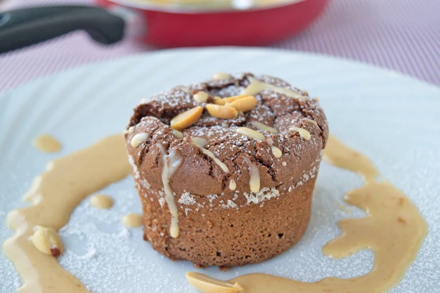 Vegane Schokotörtchen mit flüssigem Kern und Erdnusssoße