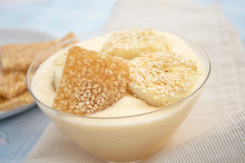 Sesam-Karamell Bananen mit Jogurt-Creme