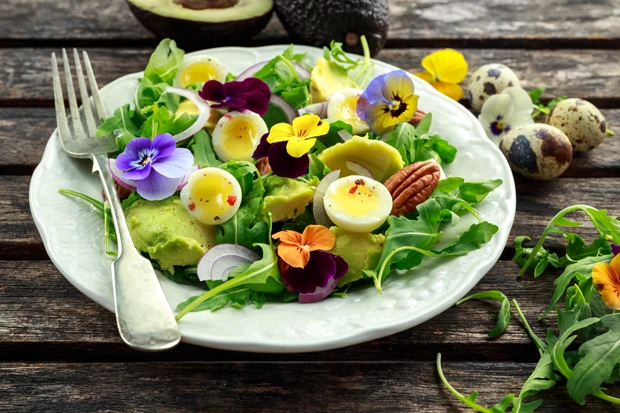 Wildkr&auml;utersalat mit Wachteleier