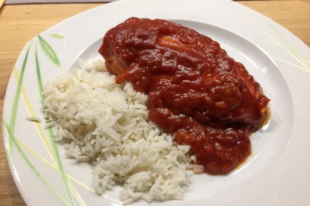 Hähnchen in Zwiebel-Tomatensauce