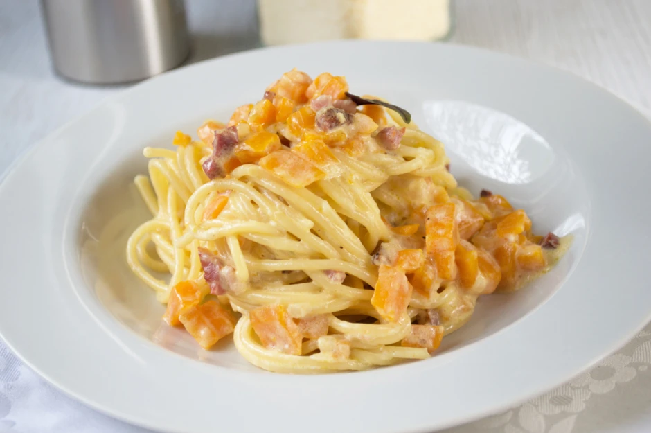 Karotten-Speck-Spaghetti mit Sauerrahm