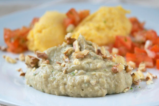 Auberginenpüree mit Nüssen