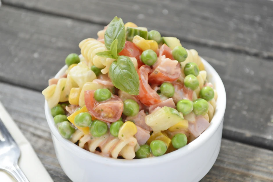 Nudelsalat mit Paprika und Erbsen