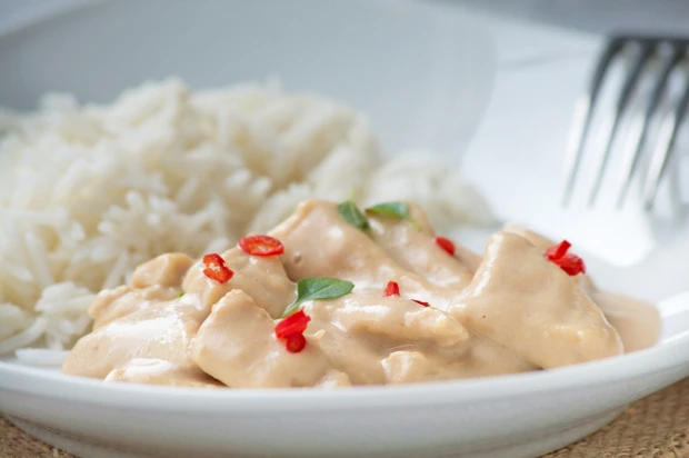 H&uuml;hnergeschnetzeltes mit Erdnusssauce