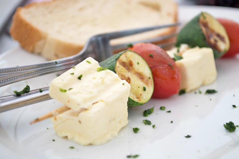Vegetarische Spie&szlig;chen mit Schafsk&auml;se und Zucchini