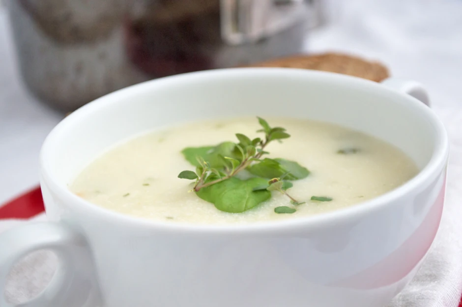 Kohlrabisuppe mit frischen Kr&auml;utern