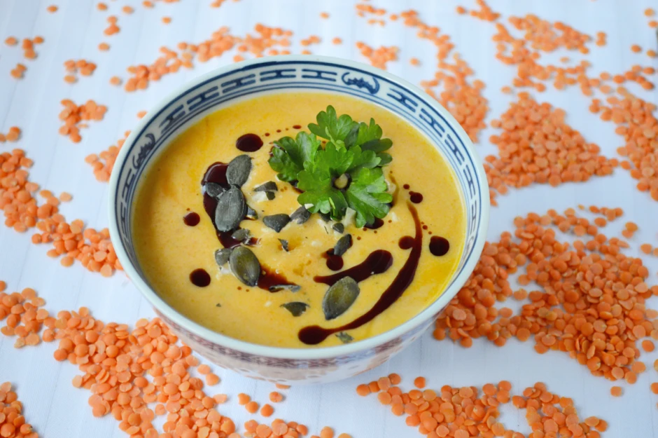 Curry-Kürbiskernöl Linsensuppe