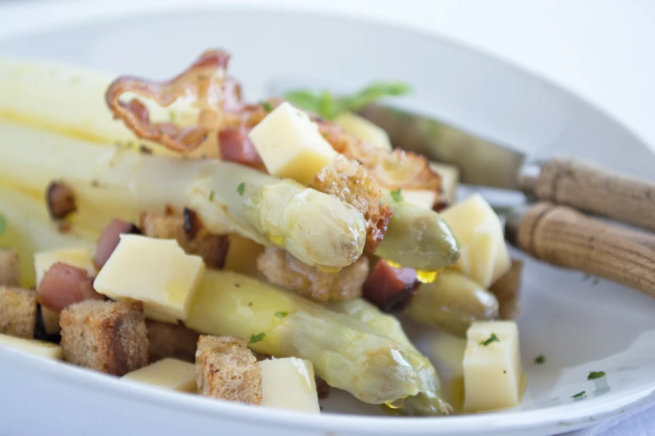 Vorspeisenteller mit Spargel und Speck