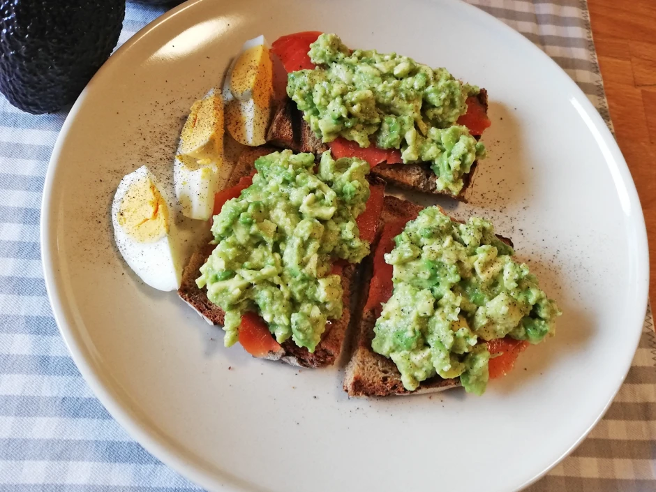 Avocado-Lachs Br&ouml;tchen