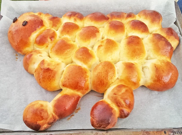Osterlamm aus Germteig
