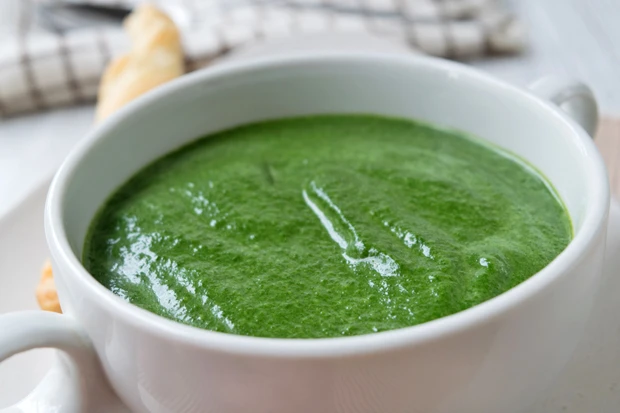 B&auml;rlauchsuppe mit Spinat