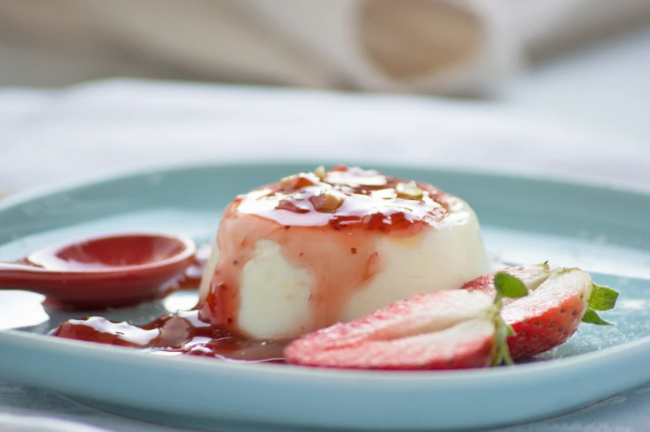 Panna Cotta mit Erdbeeren und Holunder