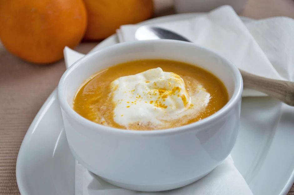 Karotten-Orangensuppe mit Joghurt
