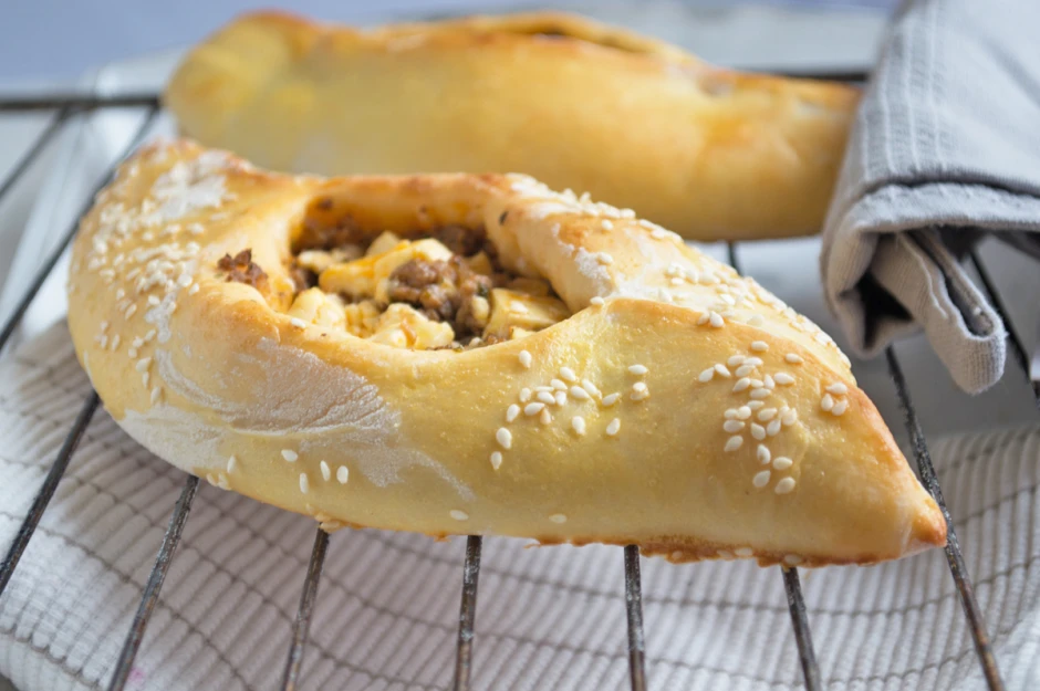 Pide mit Schafk&auml;se gef&uuml;llt