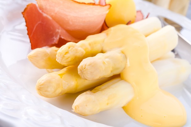 Spargel in weißer Käsesauce