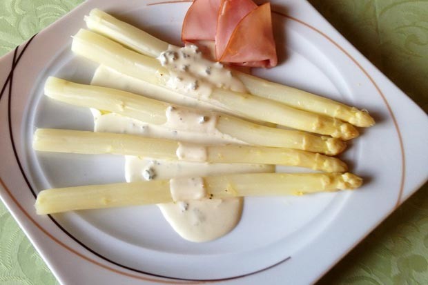 Spargel in weißer Käsesauce