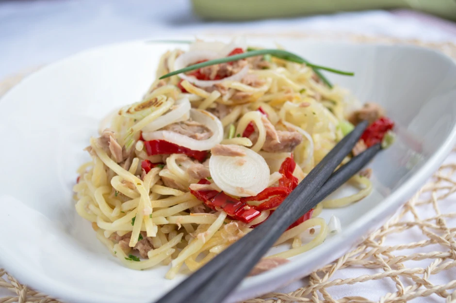 Reisnudeln mit Thunfisch