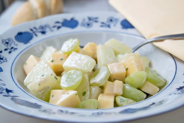Käsesalat mit Trauben