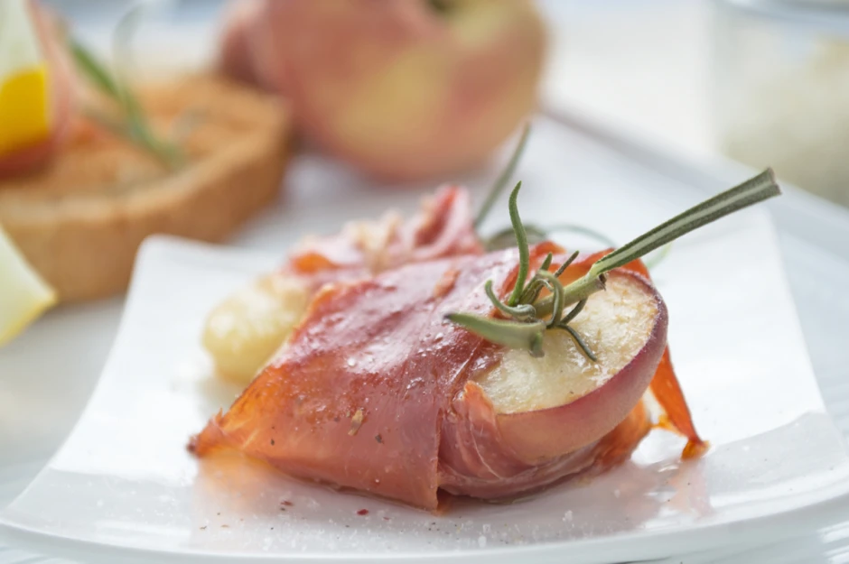 Gratinierte Pfirsiche mit Mozzarella und Prosciutto