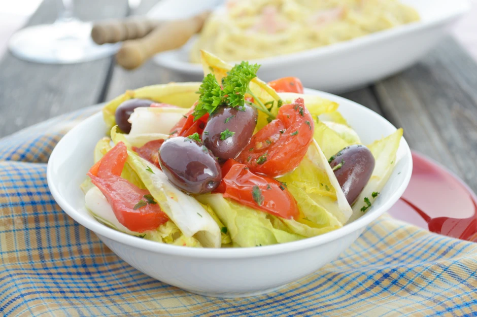 Tomaten mit Chicor&eacute;e