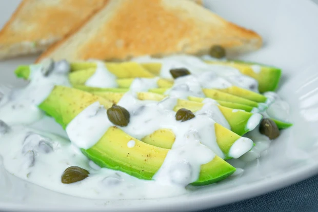 Avocados mit Kapernsauce
