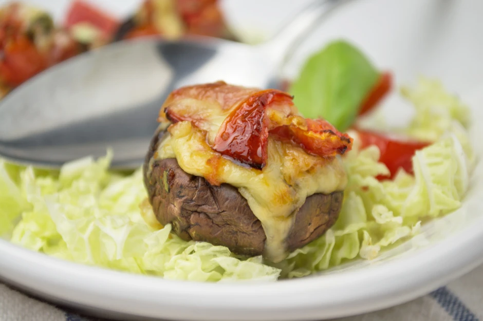 Gef&uuml;llte Champignons mit Mozzarella und Tomaten