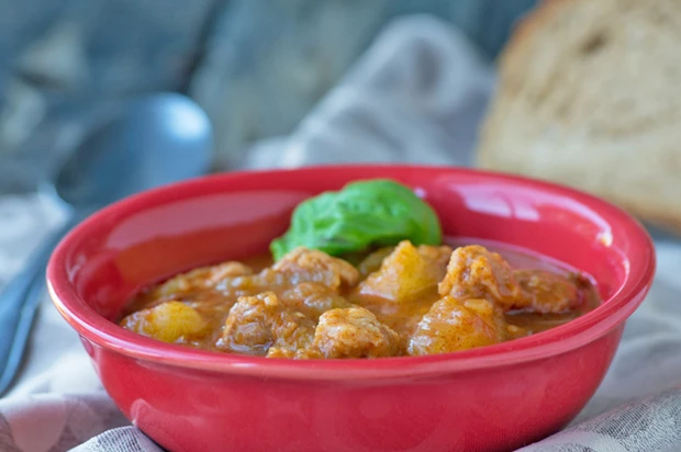 Erdäpfelgulasch mit geräuchertem Tofu