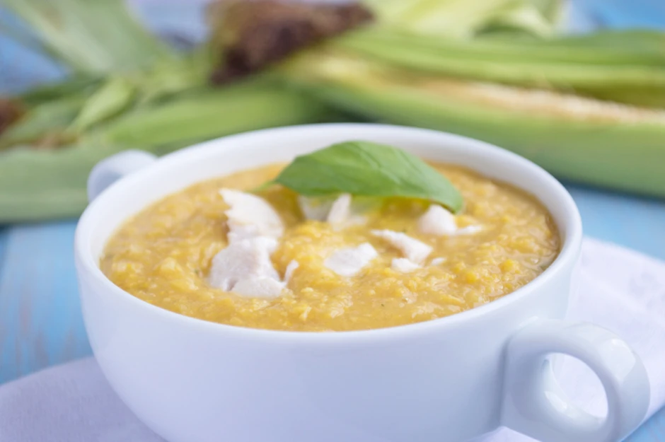 Sämige Hühnersuppe mit Mais