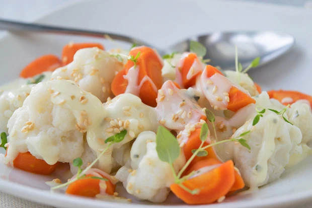 Bunte Gemüsepfanne mit Sesamsauce