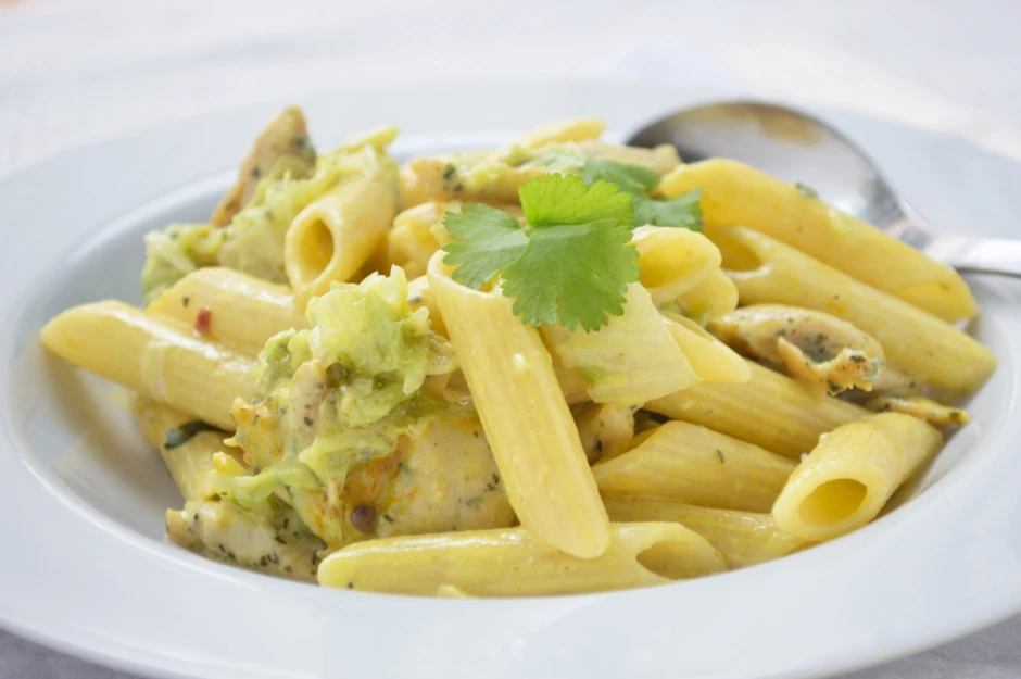 Chinakohlpfanne mit Nudeln und Putenfleisch