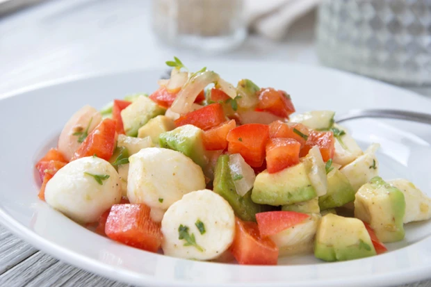 Paprika-Mozzarella-Salat mit Avocado