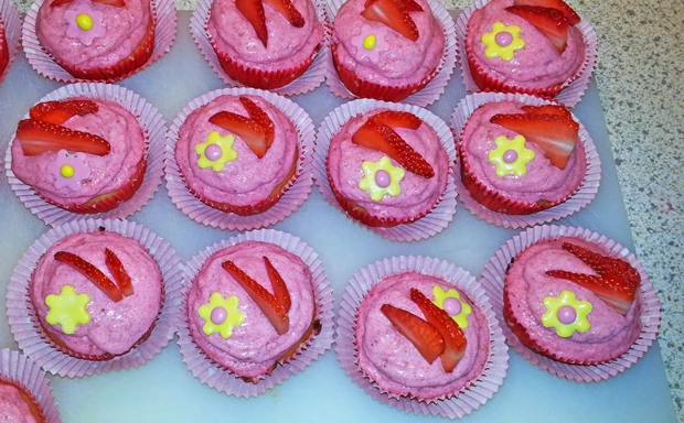 Erdbeercupcakes mit fruchtigem Frosting