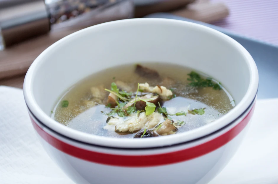 Kr&auml;ftige H&uuml;hnersuppe mit Pilzen