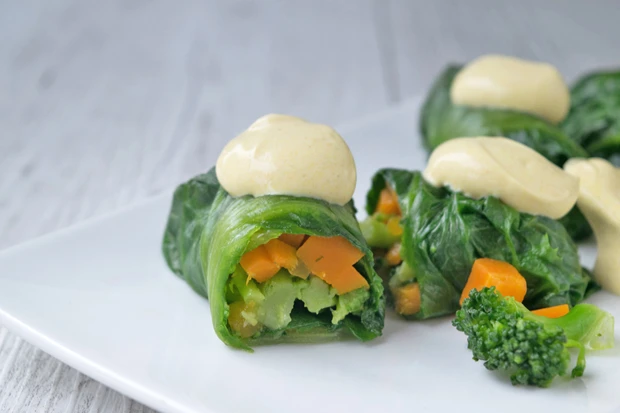 Salatr&ouml;llchen mit Gem&uuml;sef&uuml;llung und Currysauce
