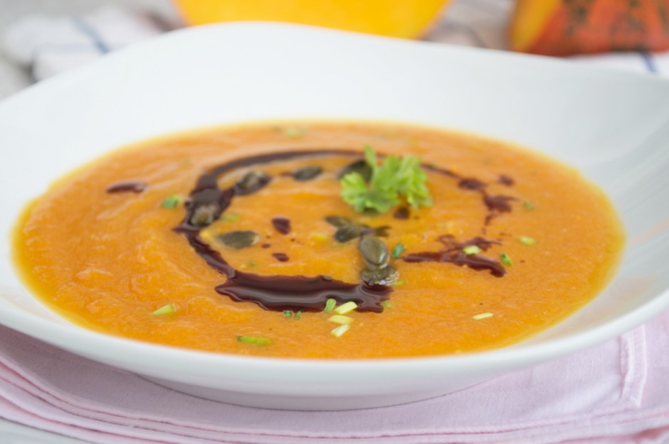 Linsen-Suppe mit Kürbis und Kokos