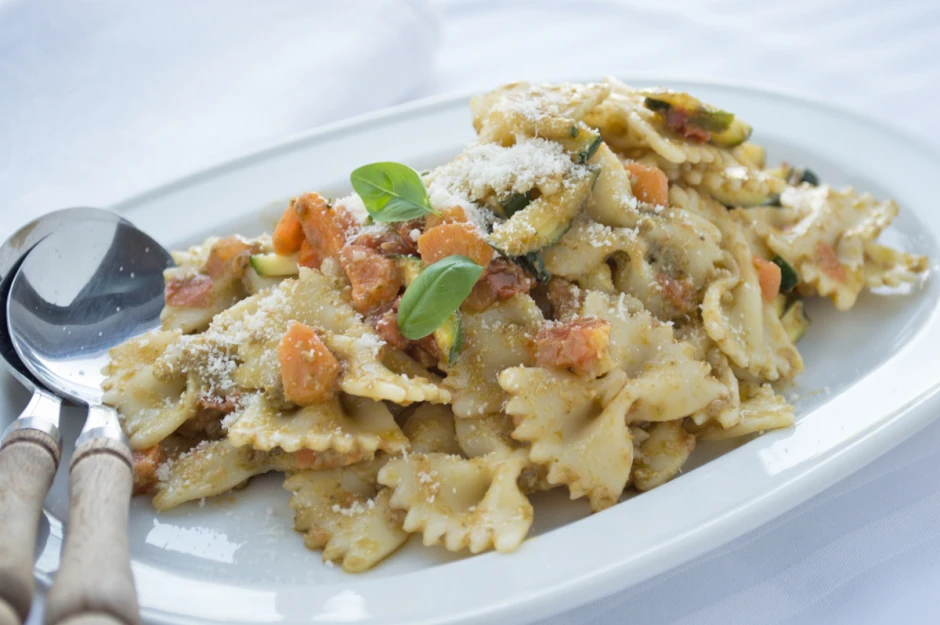 Gem&uuml;se-Farfalle mit Pesto