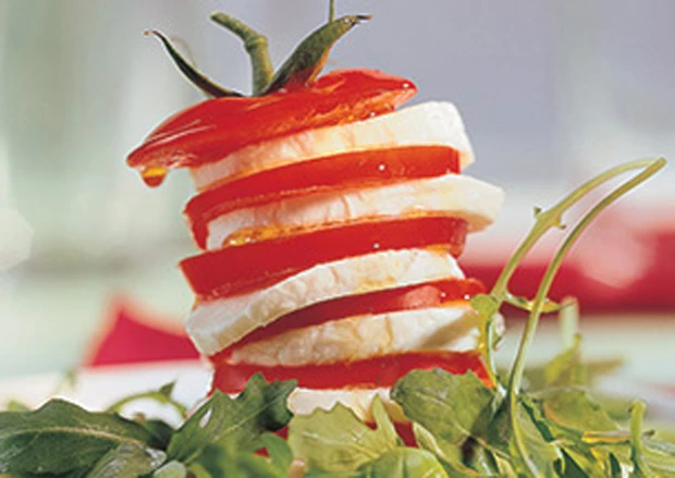 Paradeiser-Mozzarellaturm mit Basilikum und Rucola