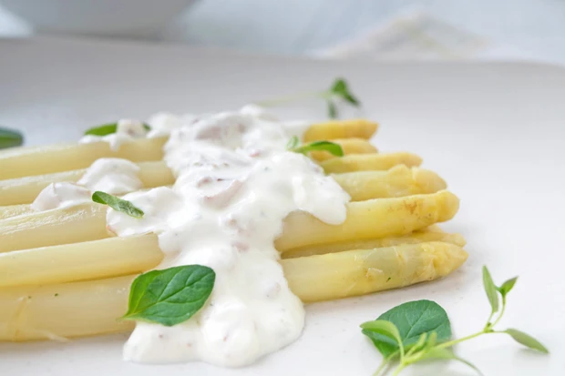Solospargel mit Schinken-Kr&auml;uterrahm