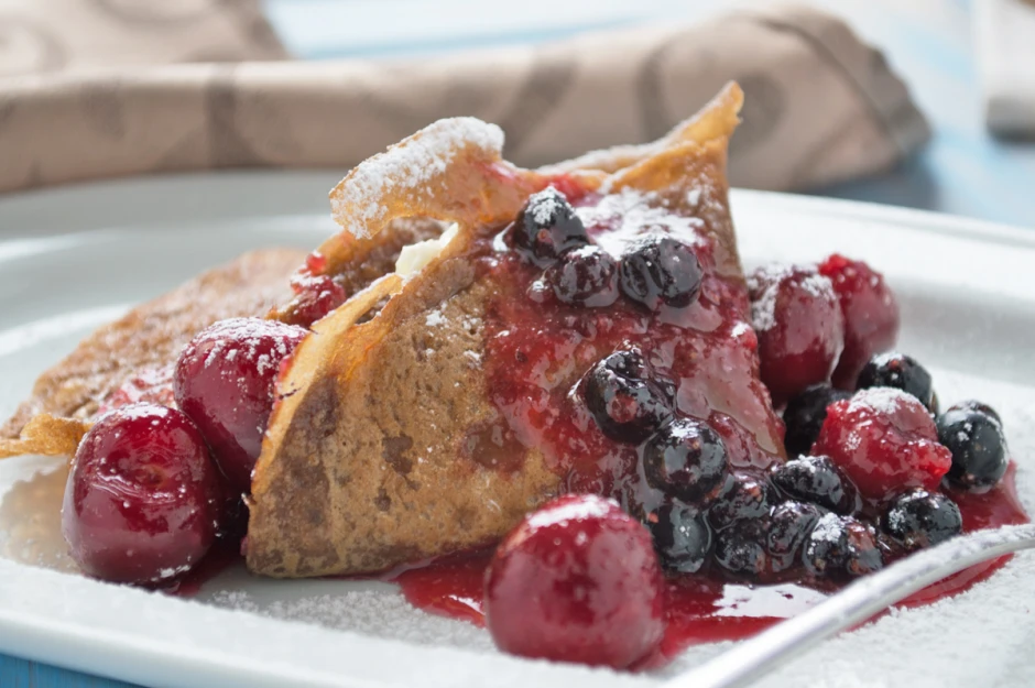 Gef&uuml;llte Schokocr&ecirc;pes mit Beerensauce