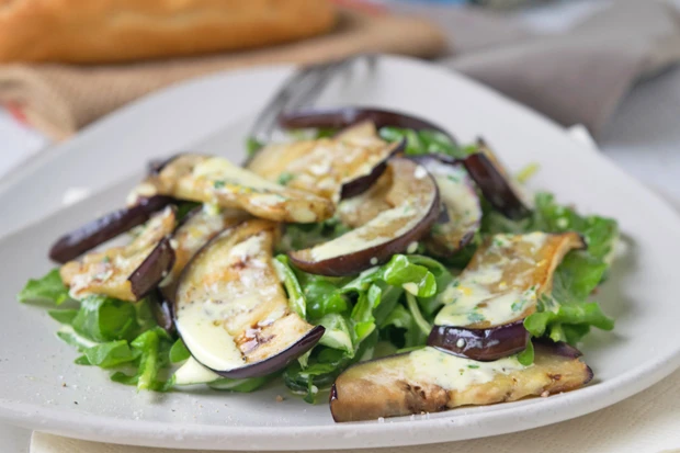 Melanzani Salat mit frischem Rucola
