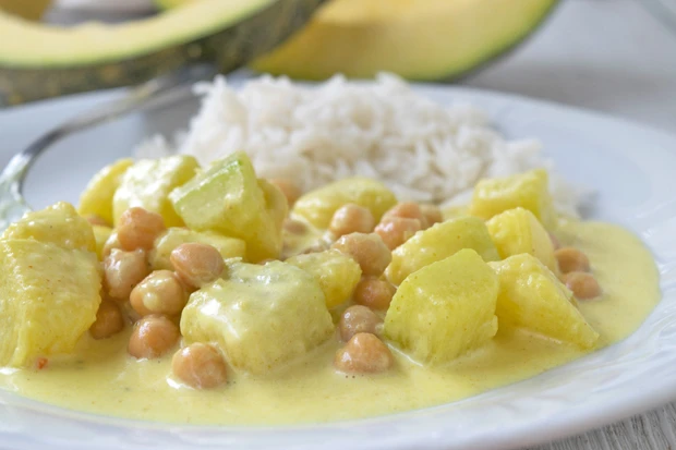 Veganes Kürbis-Kichererbsen-Curry mit Nüssen