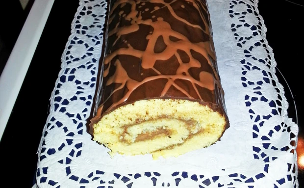 Biskuitroulade mit Nutellafülle