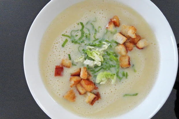 Kartoffelsuppe mit Kopfsalat