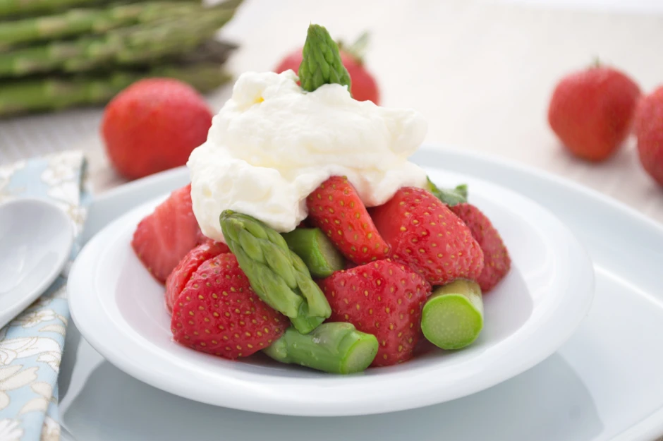 Spargel mit Erdbeeren