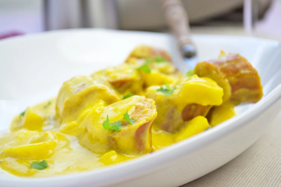Bratwurst in Apfel-Curry-Sauce
