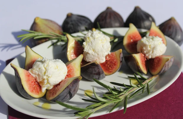 Feigen gef&uuml;llt mit K&auml;se