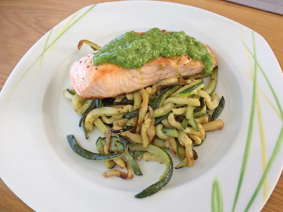 Lachsfilet auf Zucchini