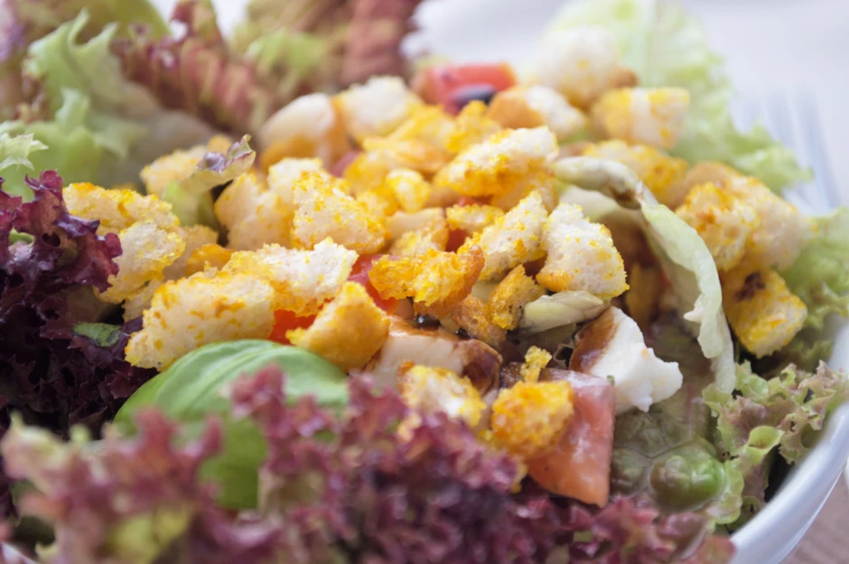 Ger&ouml;stete Semmelw&uuml;rfel mit Curry