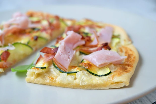 Schinken-Zucchini-Flammkuchen mit Zitrone